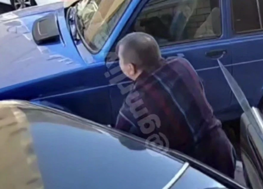 В Краснодаре мужчина в халате за рулем Mercedes на полном ходу снес машины на парковке 