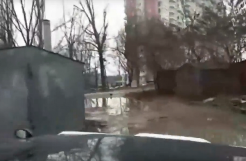  По дороге, в которой тонут машины, дети ходят в школу в Краснодаре 