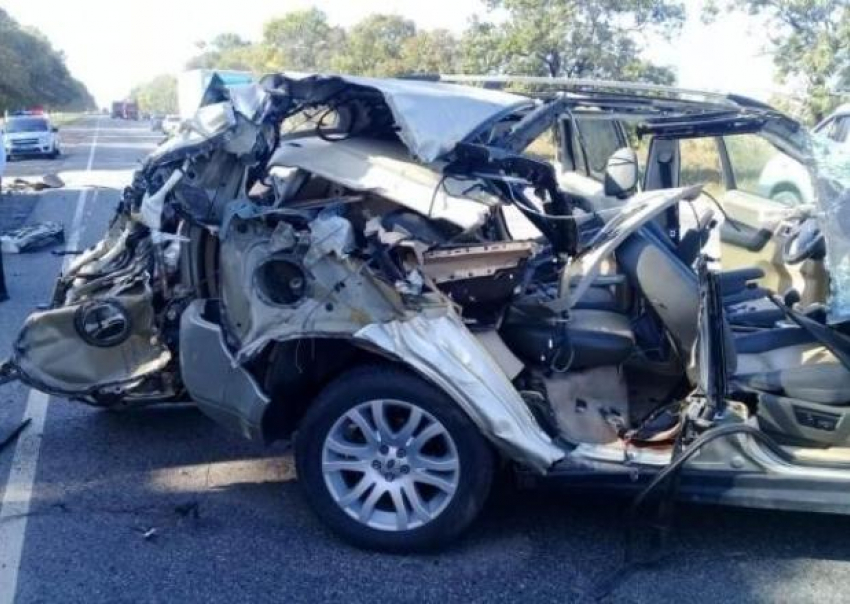 На Кубани Land Rover разбился о припаркованную фуру