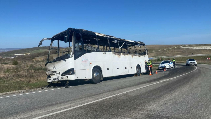 Автобус с детьми вспыхнул на трассе в Краснодарском крае