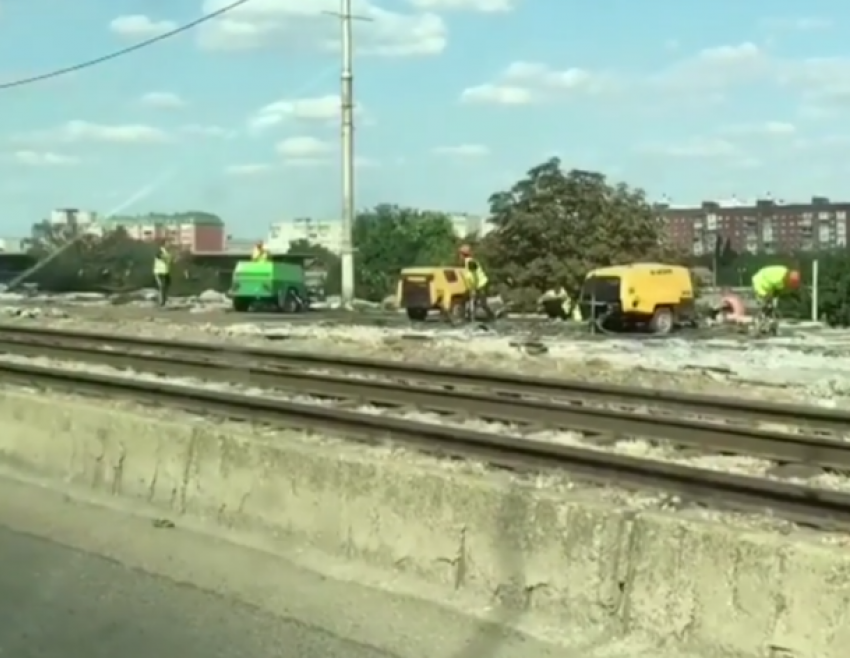  Дорожники с отбойными молотками сыграли в войнушки на Садовом мосту в Краснодаре 
