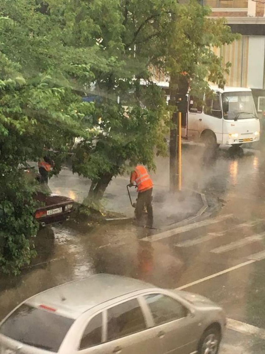 Краснодарские дорожники настолько суровы, что им не мешает работать даже ливень