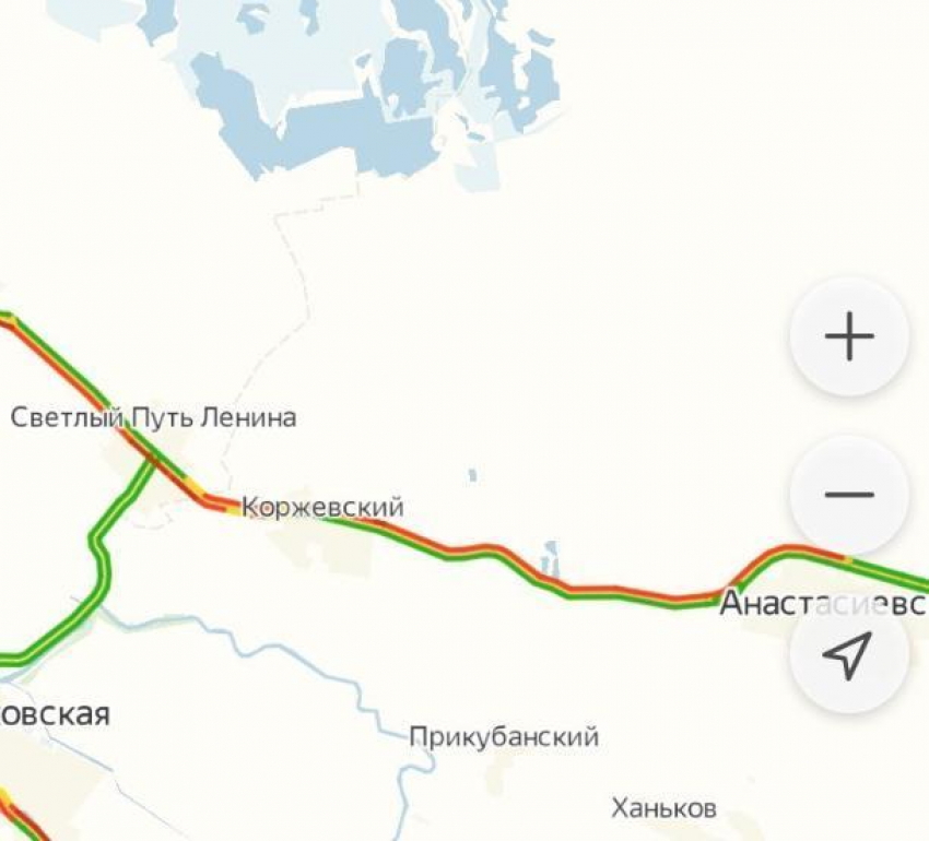 Многокилометровая пробка на пути к морю не рассасывается на Кубани второй день 