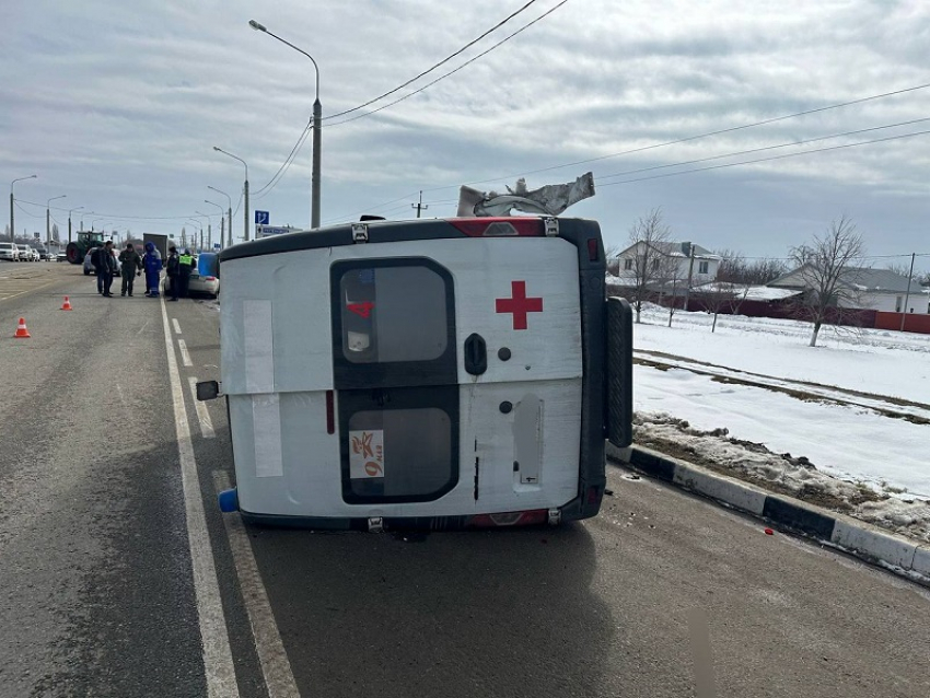 Скорая помощь врезалась в трактор и перевернулась на трассе в Краснодарском крае