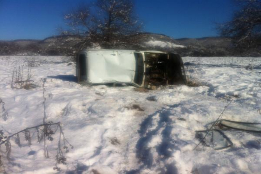 В Лабинском районе на скользкой дороге перевернулась «Нива»