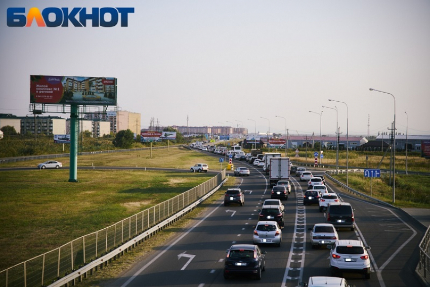 Авто застряли в многокилометровой пробке на М-4 «Дон» в Краснодаре