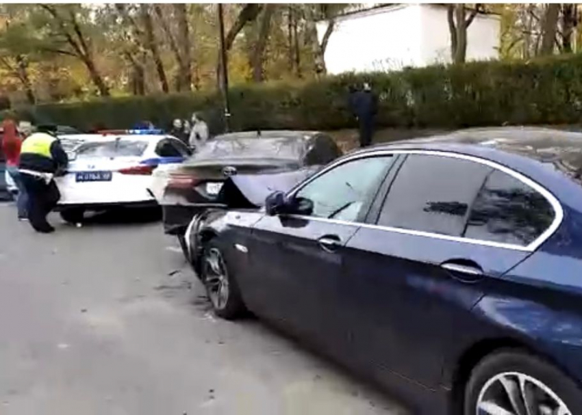В Краснодаре BMW протаранил шесть авто
