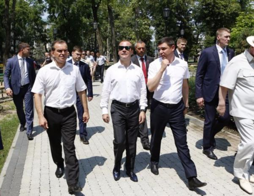 По Краснодару гуляет Медведев: на дорогах пробки, а охранники топчут газоны