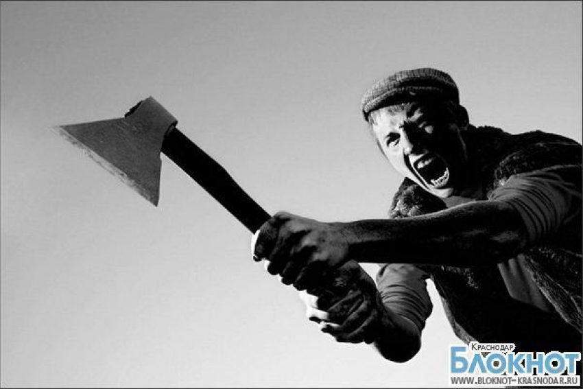 Житель Каневского района нападал с топором на прохожих