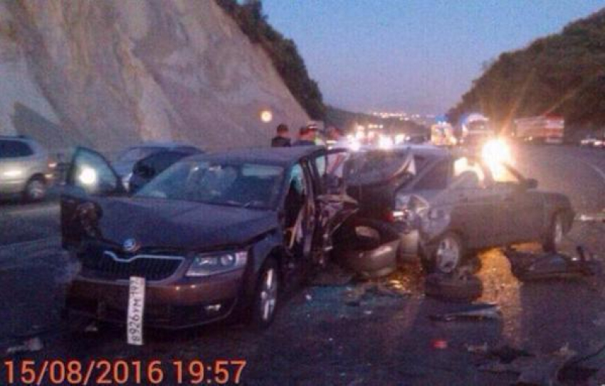 Водитель легковушки устроил жуткую аварию под Новороссийском