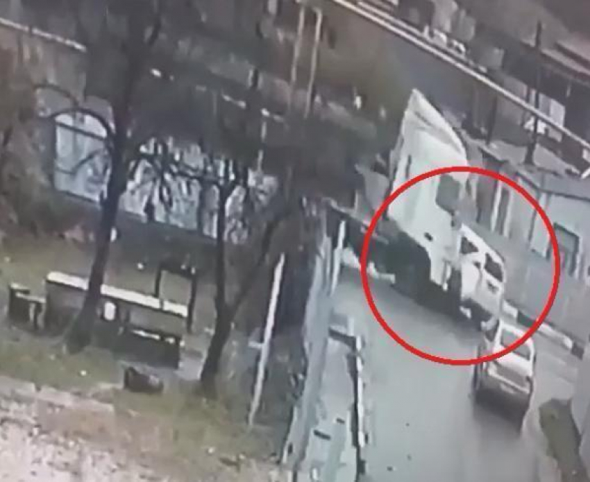 "Думала проскочить": автоледи и пассажирка внедорожника пострадали в ДТП с тонаром на Кубани