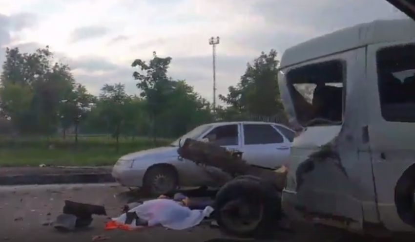 Дорожный рабочий погиб в Краснодаре после ДТП с участием Range Rover, «Газели» и ВАЗа