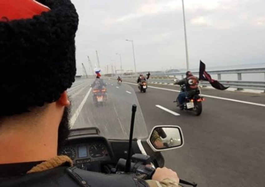 Движение началось: автомобили и мотоциклы проехали по Крымскому мосту