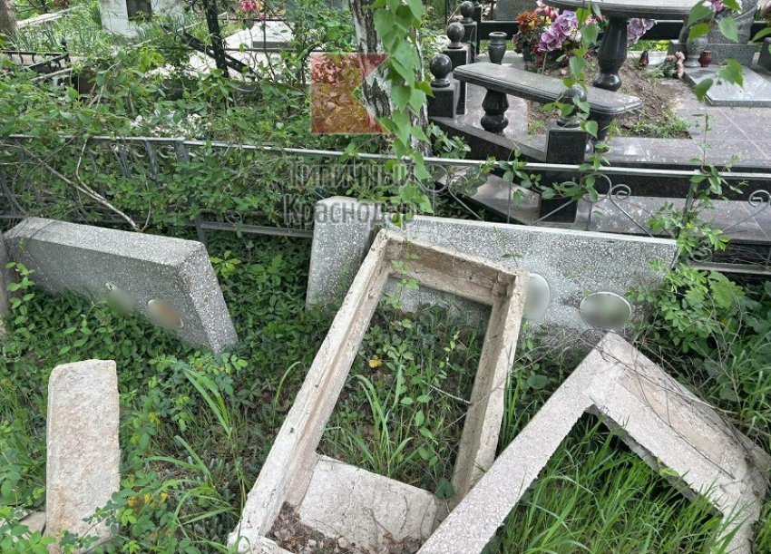 Вандалы разрушили надгробия на Славянском кладбище в Краснодаре