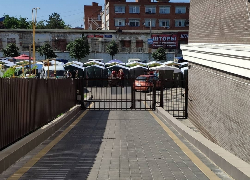 Ярмарка в центре Краснодара заблокировала проезд для жителей многоэтажки