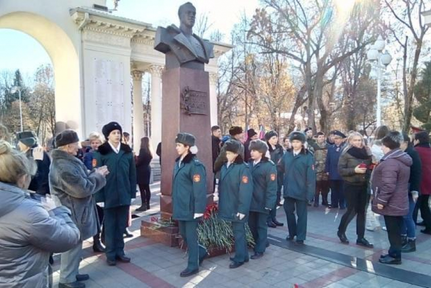 Краснодарцы возложили цветы к мемориалу, посвященному Героям Отечества 