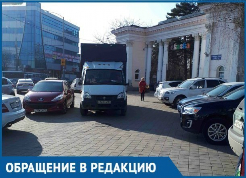  «Машинам разрешили ездить по тротуарам?», - краснодарец пожаловался на парковку в пешеходной зоне 