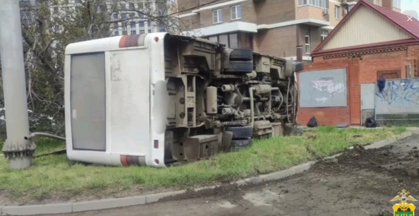 Минимум 3 пассажира рухнувшего на бок автобуса пострадали в Краснодаре