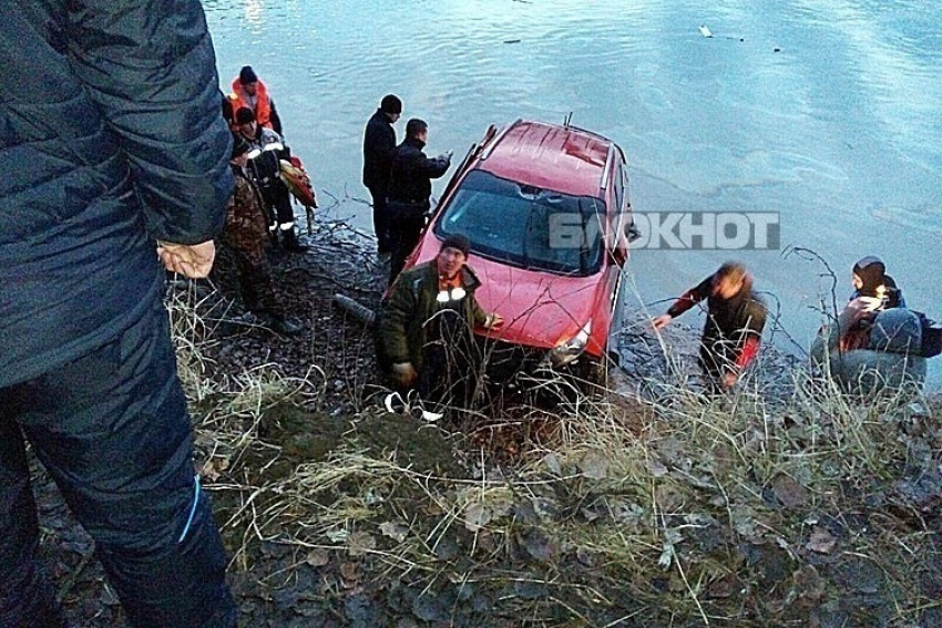 Спасатели Кубани подняли из реки тела погибших, из упавшего в реку джипа
