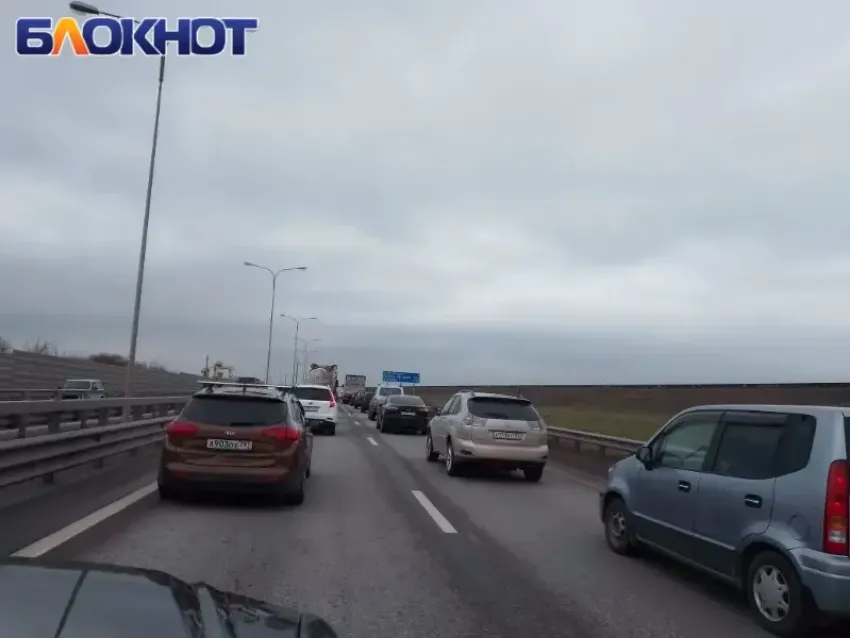 Автомобилисты застряли в 6-километровой пробке на трассе М-4 «Дон» в Краснодаре  