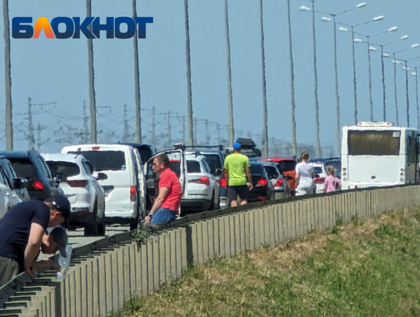 У Крымского моста образовались 10-километровые пробки