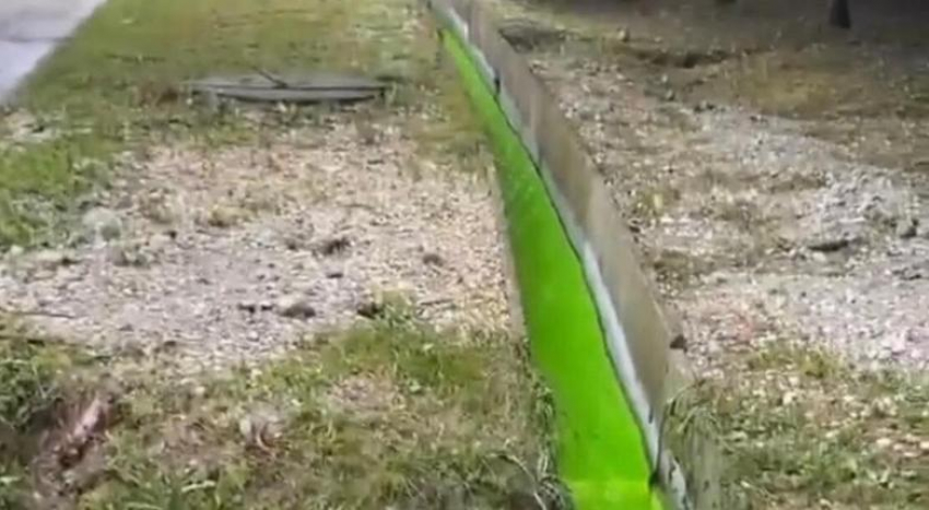 В ливневке Новороссийска в ядовито-зеленый цвет окрасилась вода 