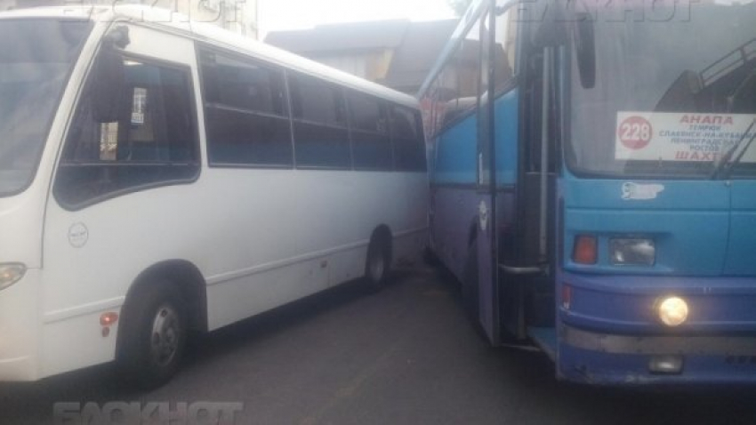  Рейсовые автобусы столкнулись друг с другом в Анапе 