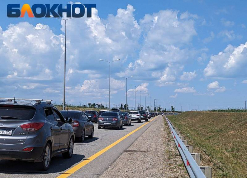 На трассе М-4 «Дон» в сторону Краснодара образовалась 8-километровая пробка