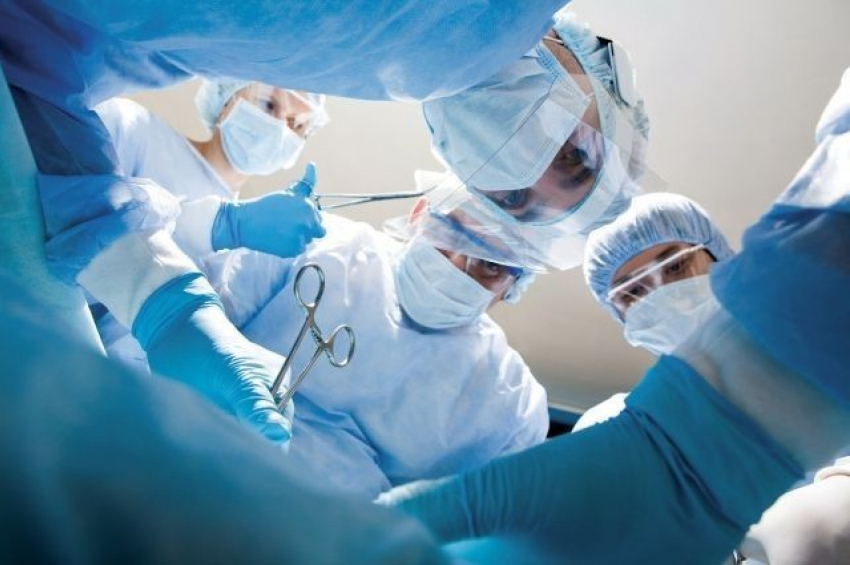 Сложную операцию на шейном позвонке провели женщине после ДТП в Краснодаре
