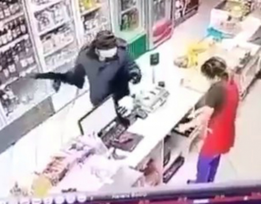 Грабитель с автоматом устроил стрельбу в магазине на Кубани