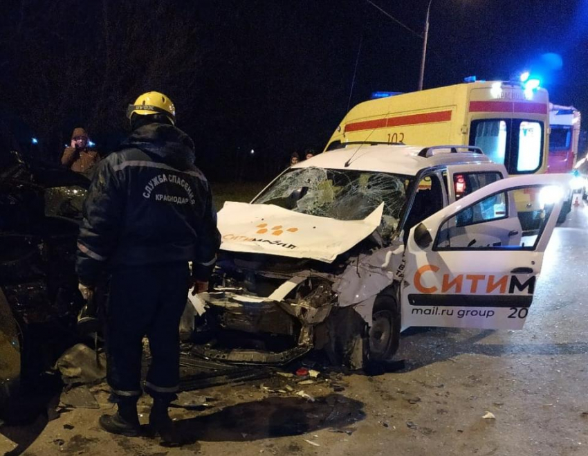 В Краснодаре столкнулись KIA и такси, погиб 14-летний подросток