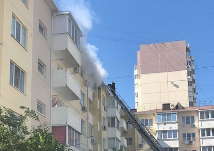  В краснодарской пятиэтажке загорелся балкон 