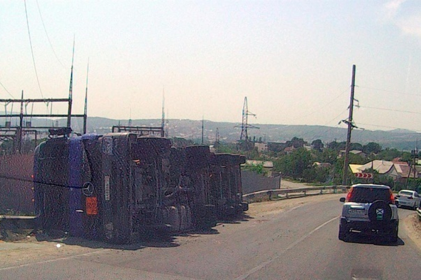  В Новороссийске перевернулась на бок фура с мазутом