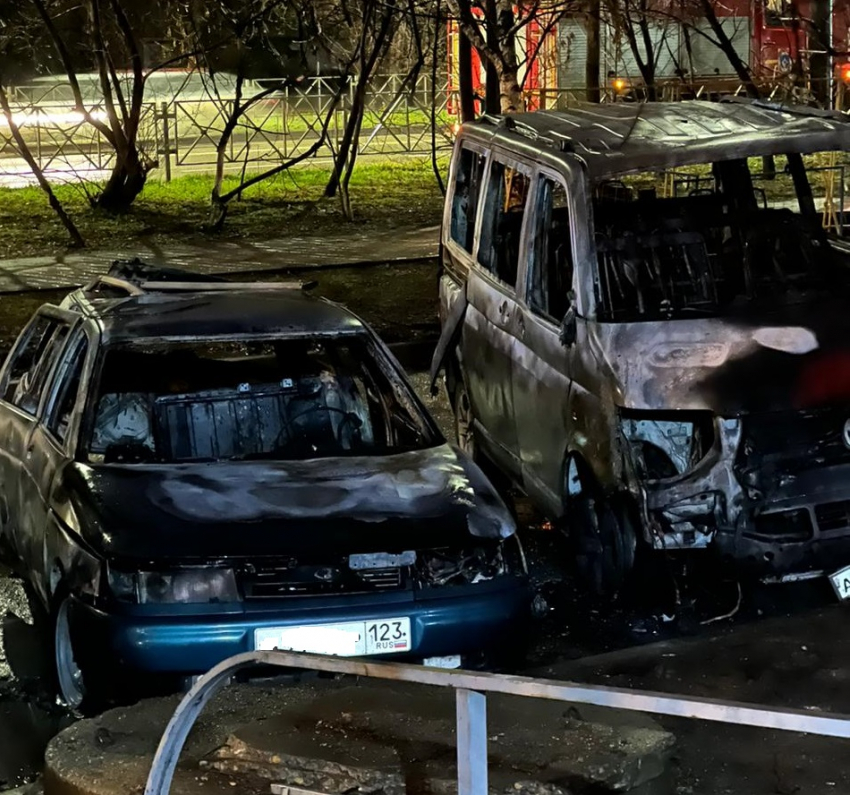 В Краснодаре 5 февраля сгорели два авто