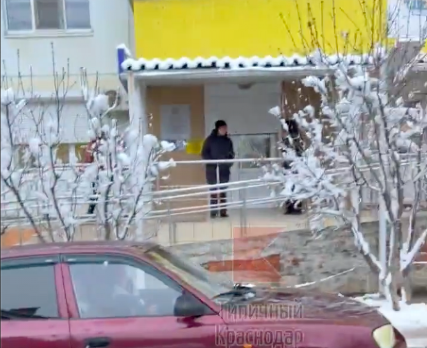 В Краснодаре лужа заблокировала вход в детскую поликлинику до потепления