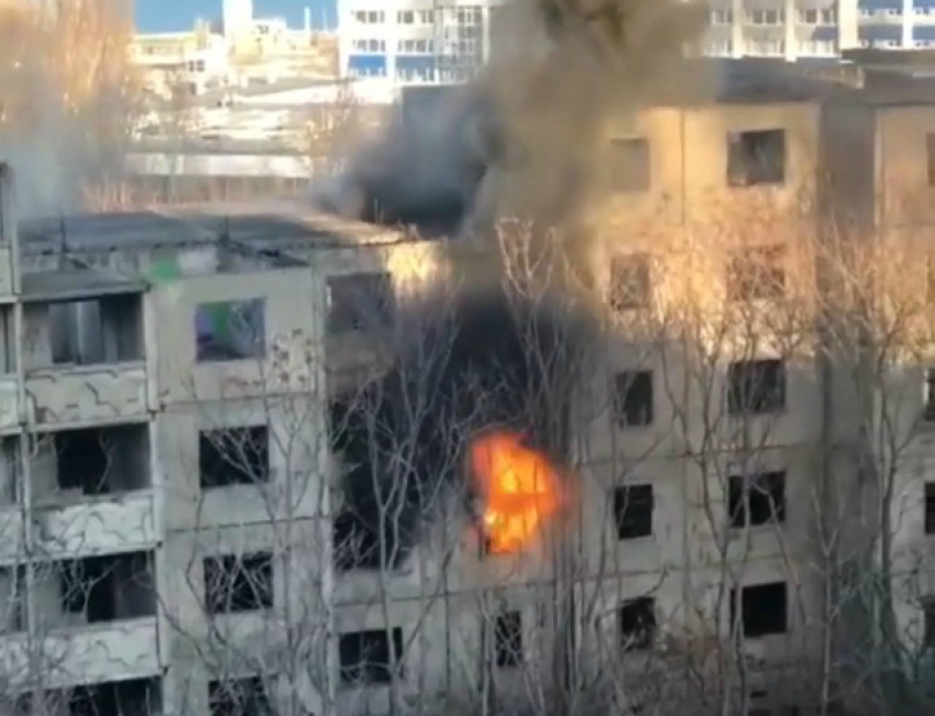На территории морского университета в Новороссийске произошел пожар