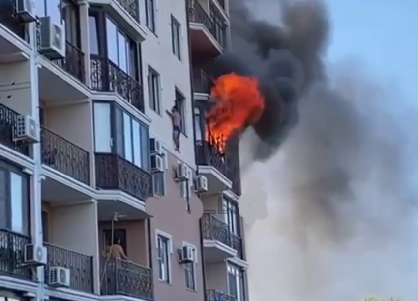 В Анапе мужчина спасся от пожара на узком карнизе 4-го этажа
