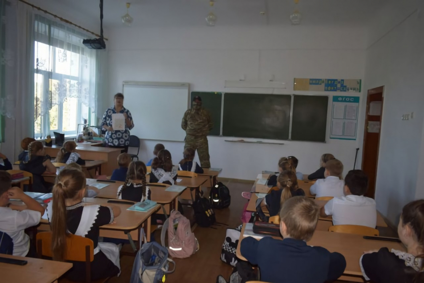 Урок от ЧВК «Вагнер»: в Краснодарском крае боец частной военной компании пообщался со школьниками