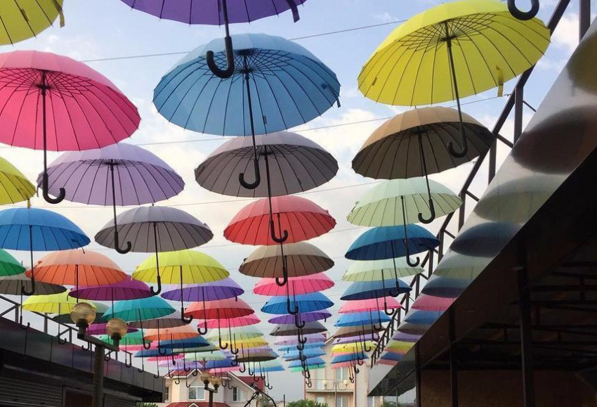 Вслед за мировыми столицами в Сочи появилась «аллея парящих зонтиков"