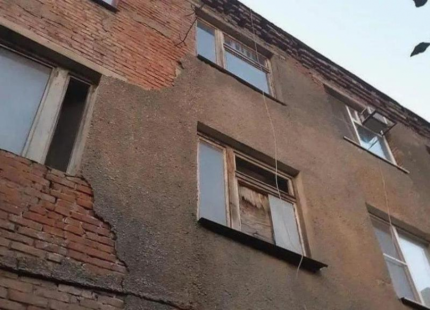 Жильцов аварийного общежития в Краснодаре продолжают выселять