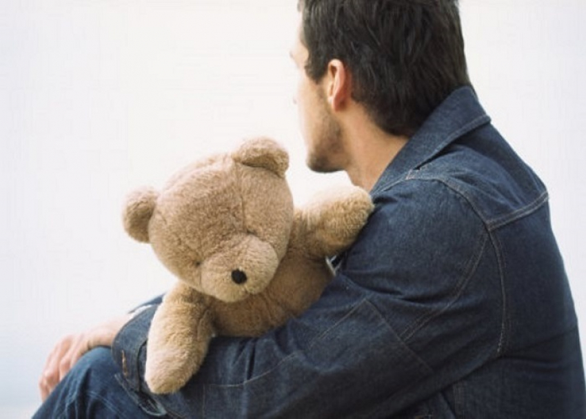 Парень с игрушечным медведем ворвался в дом к возлюбленной