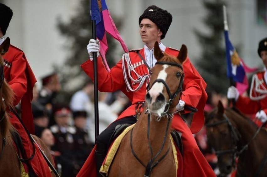  На парад казаков в Краснодаре пришли около ста тысяч человек 