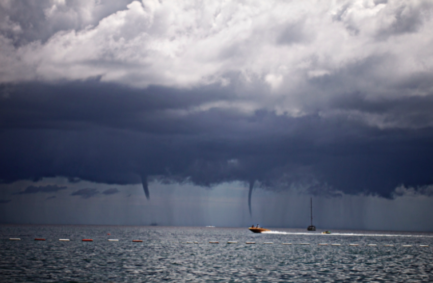 Смерчи над морем в Сочи: спасатели запретили купаться или выходить на улицу
