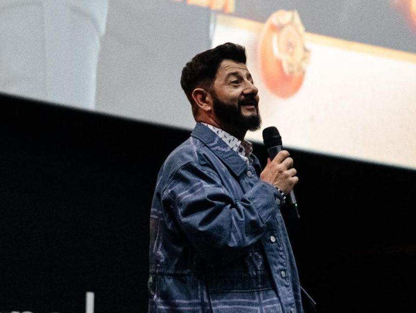 О новом проекте, про «вторую родину» и съемках в Индии: Михаил Галустян собрал армию фанатов в Краснодаре 