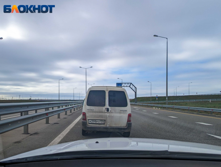 Более 1500 авто попали в пробки перед Крымским мостом 