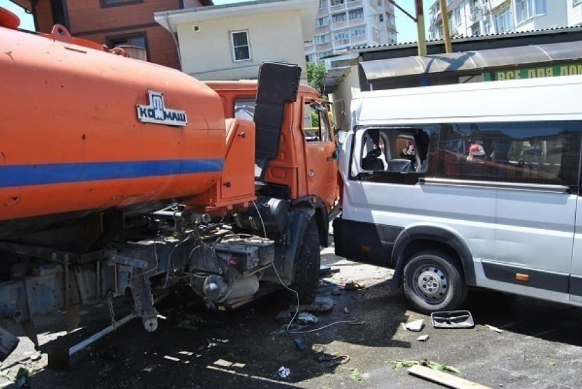 В Сочи по факту массового ДТП с участием КамАЗа возбудили уголовное дело