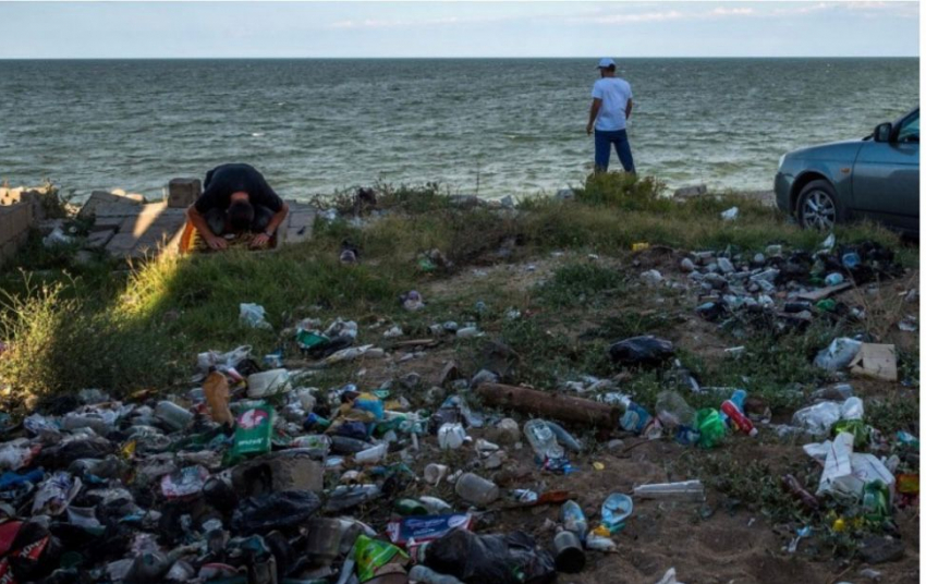 "Грязное море, мусор и высокие цены": как россияне разочаровались в пляжах Краснодарского края