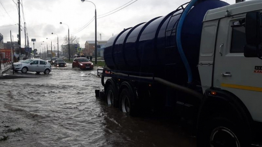 Талую и дождевую воду по 118 адресам откачали в Краснодаре