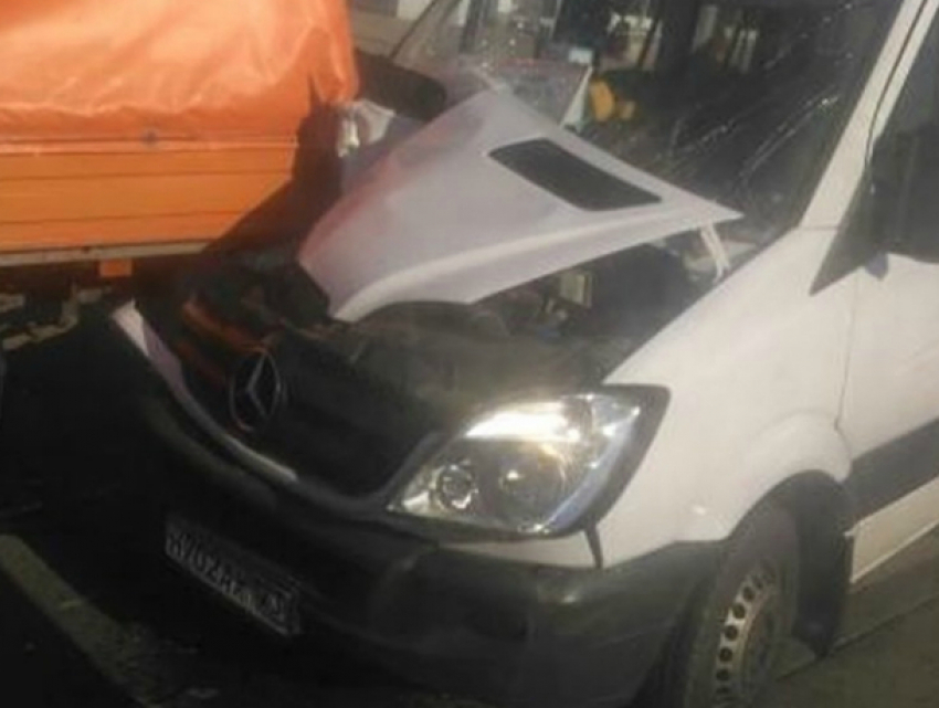 В Краснодаре пассажир маршрутки разбил лицо, когда водитель при обгоне врезался в «Газель»