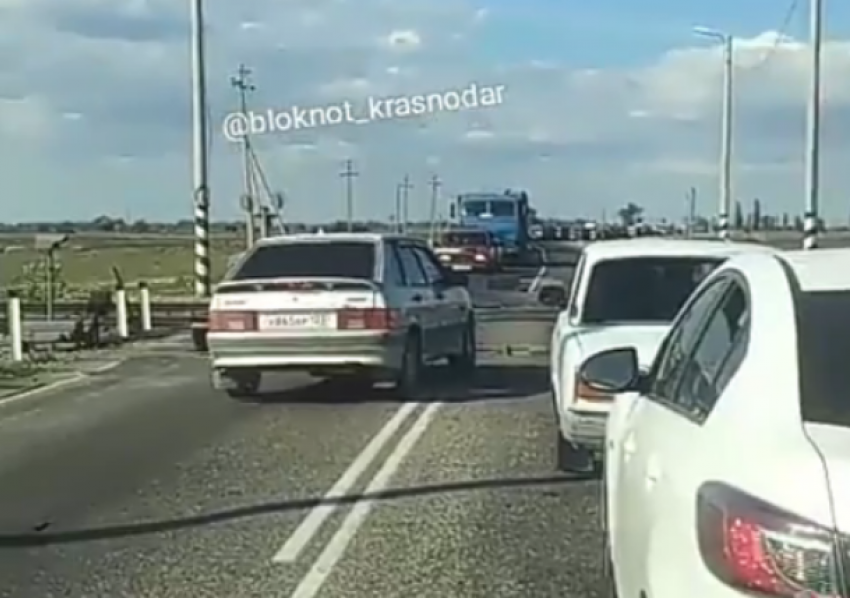  Бесстрашные водители в Крымске: Автохамы по «встречке» объехали пробку перед ж/д переездом 